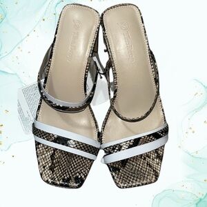 The Drop Avery Sand Sandals Heels, NWT, Size 5.5